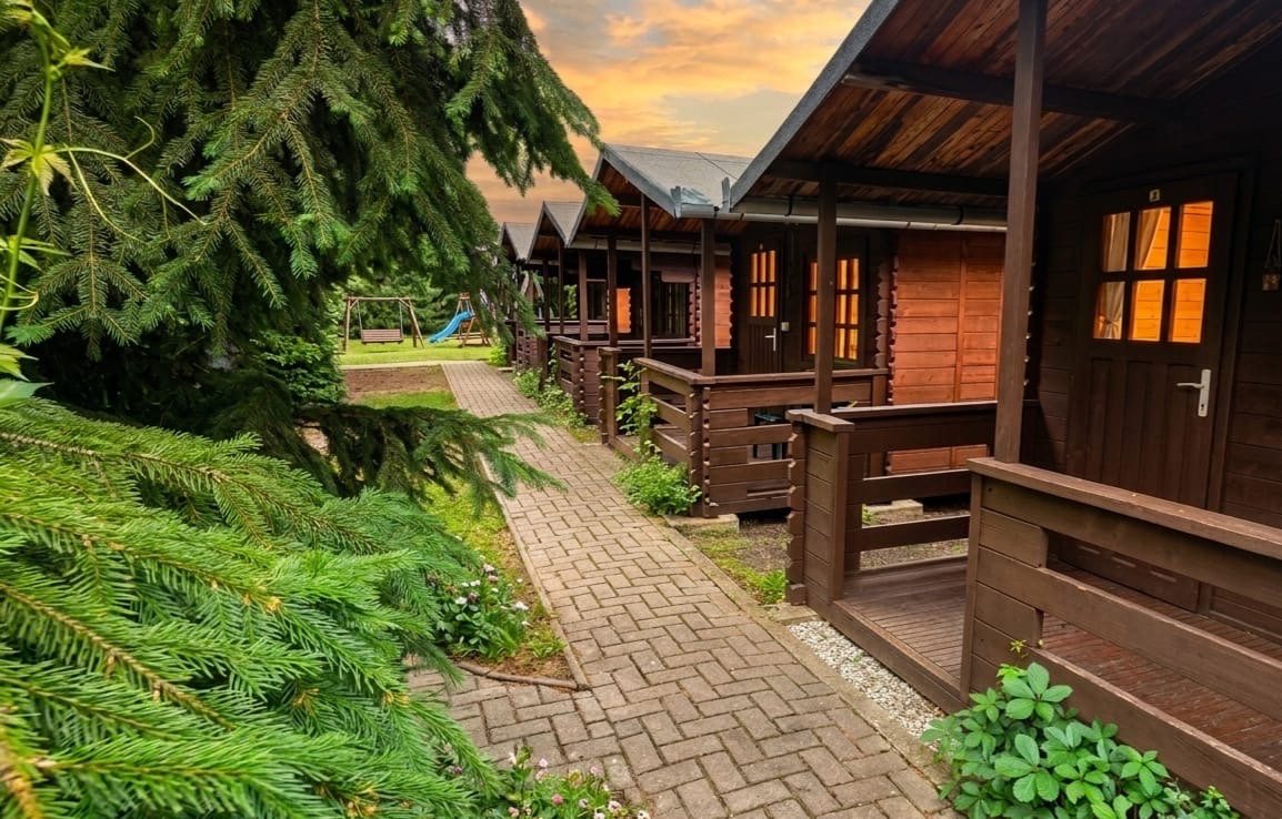 Aleea căsuțelor din lemn la apus, la Camping Floare de Colț