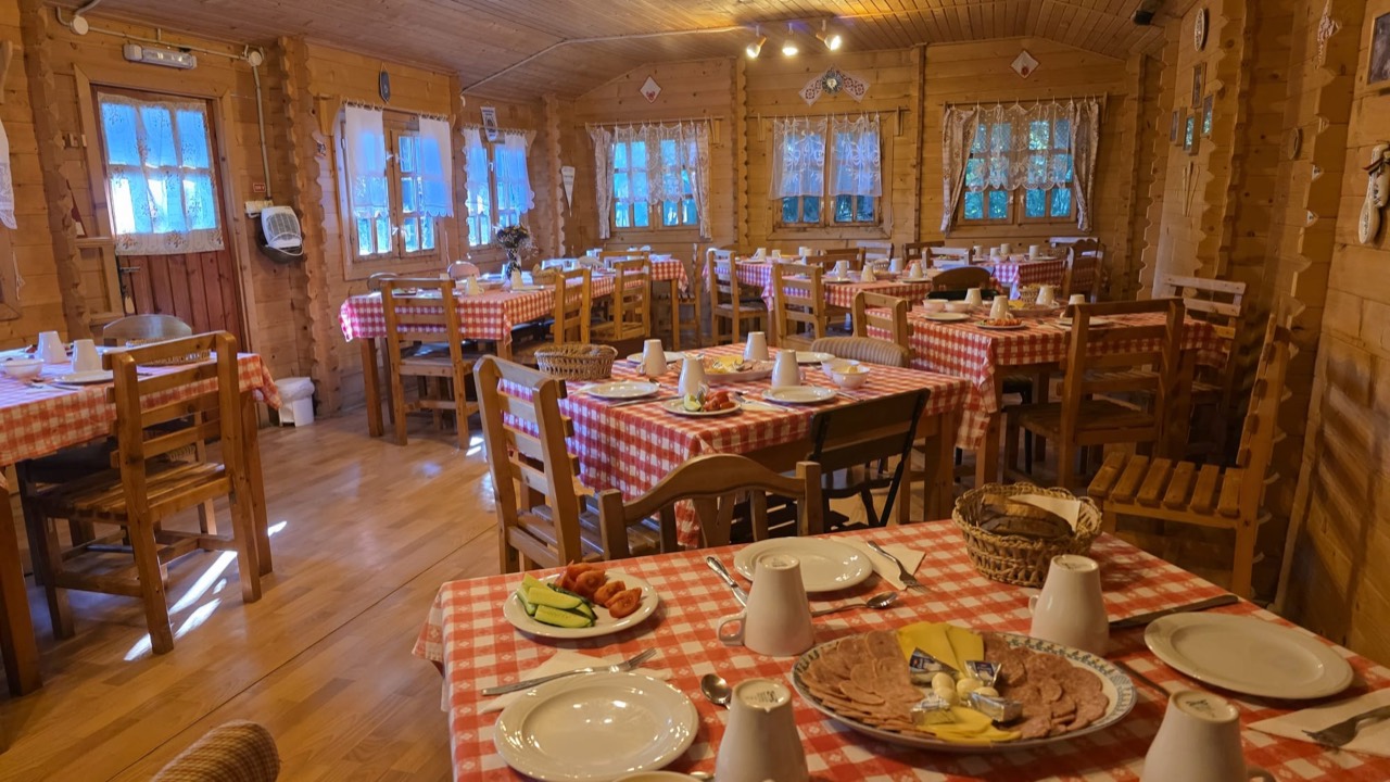 Sala de mese din lemn, pregătită pentru oaspeți